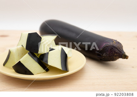 皿の上のカットしたナス 92203808