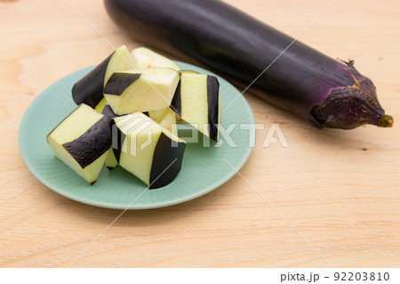 皿の上のカットしたナス 92203810