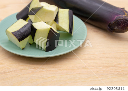 皿の上のカットしたナス 92203811