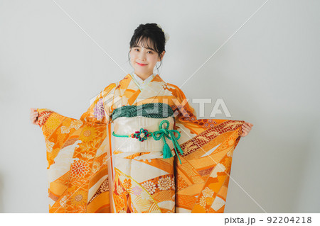 オレンジの振袖の女性 オレンジの振袖の女性 92204218