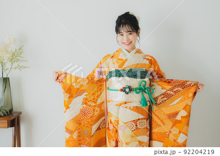 オレンジの振袖の女性 オレンジの振袖の女性 92204219