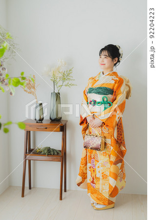 オレンジの振袖の女性 92204223