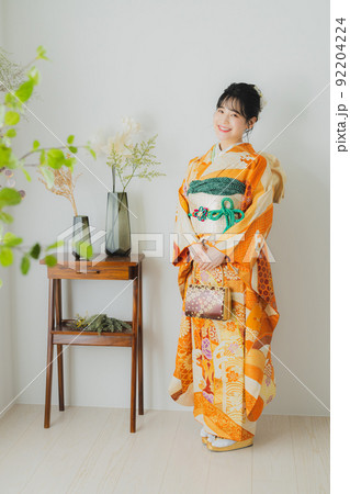 オレンジの振袖の女性 92204224