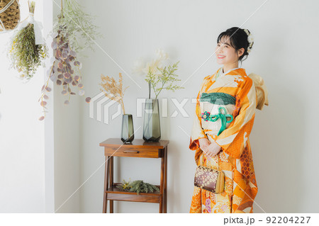 オレンジの振袖の女性 92204227
