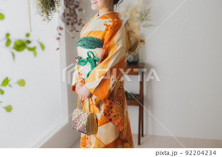 オレンジの振袖の女性 オレンジの振袖の女性 92204234