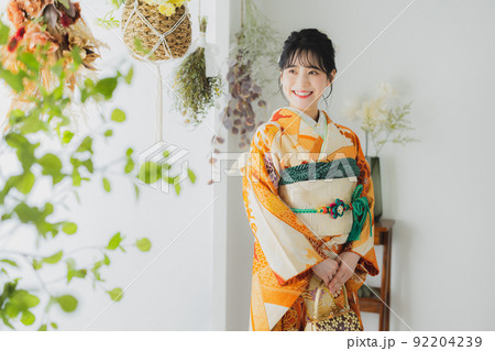 オレンジの振袖の女性 92204239