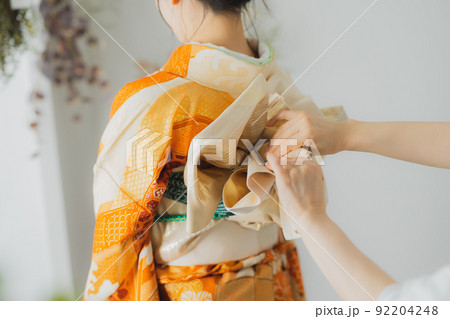 オレンジの振袖の女性 92204248