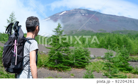 登山イメージ　富士山を眺める登山者 92204261