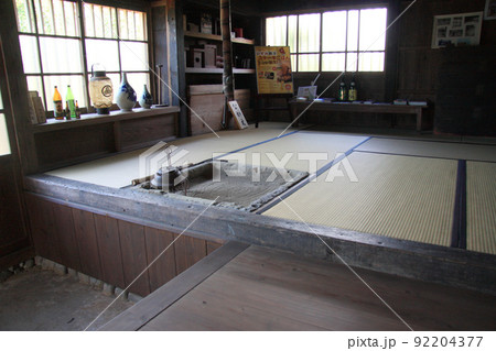 鹿児島県出水市「出水麓武家屋敷群」の復元住宅内、昔ながらの囲炉裏のある居間_05 鹿児島県出水市「出水麓武家屋敷群」の復元住宅内、昔ながらの囲炉裏のある居間_05 92204377