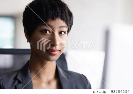オフィスで働くきれいな女性 オフィスで働くきれいな女性 92204534