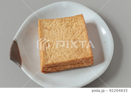 皿にのった厚揚げ 皿にのった厚揚げ 92204635