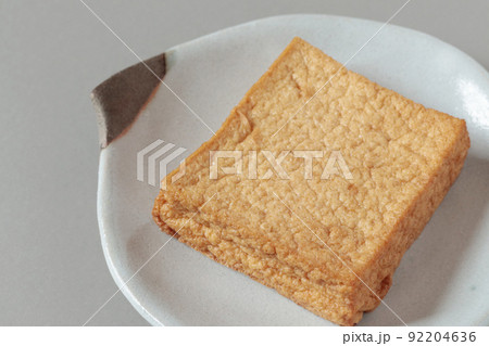 皿にのった厚揚げ 92204636