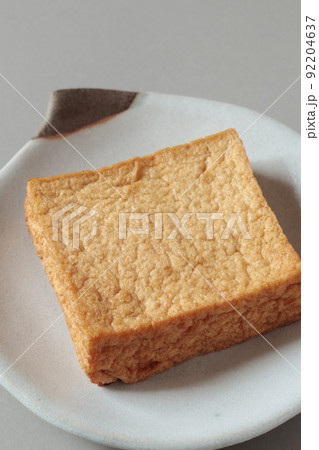 皿にのった厚揚げ 92204637