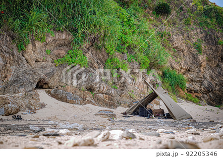 浜辺キャンプ 無骨 野営 岩場 一人キャンプ アウトドア 92205346