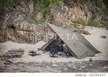 浜辺キャンプ 無骨 野営 岩場 一人キャンプ アウトドア 92205347