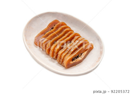 皿に乗せたピリ辛の鉄砲漬け【白背景・切り抜き】 皿に乗せたピリ辛の鉄砲漬け【白背景・切り抜き】 92205372