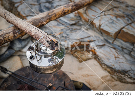 キャンプケトル ヤカン 野外 ブッシュクラフト キャンプ道具 岩場 92205755