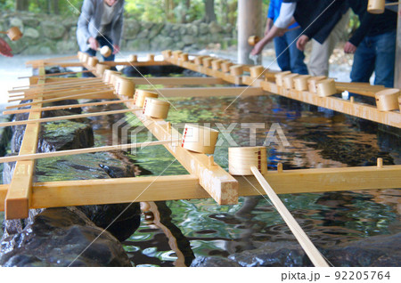 神社の手水舎でお清めをする人々_08 神社の手水舎でお清めをする人々_08 92205764