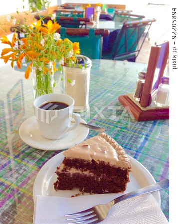 カフェのチョコレートケーキとコーヒー　グアテマラ 92205894
