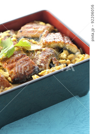 鰻の蒲焼きを卵でとじて三つ葉を乗せた鰻玉重 鰻の蒲焼きを卵でとじて三つ葉を乗せた鰻玉重 92206056
