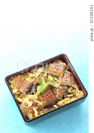 鰻の蒲焼きを卵でとじて三つ葉を乗せた鰻玉重を俯瞰で撮影 92206201