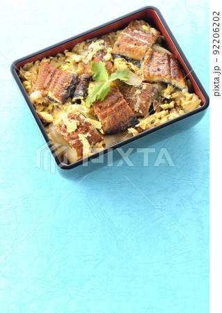 鰻の蒲焼きを卵でとじて三つ葉を乗せた鰻玉重を俯瞰で撮影 92206202