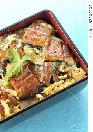 鰻の蒲焼きを卵でとじて三つ葉を乗せた鰻玉重を俯瞰で撮影 鰻の蒲焼きを卵でとじて三つ葉を乗せた鰻玉重を俯瞰で撮影 92206206