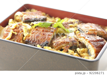 鰻の蒲焼きを卵でとじて三つ葉を乗せた鰻玉重を白背景で撮影 92206271