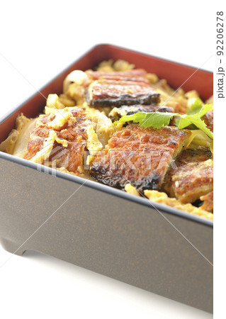 鰻の蒲焼きを卵でとじて三つ葉を乗せた鰻玉重を白背景で撮影 92206278