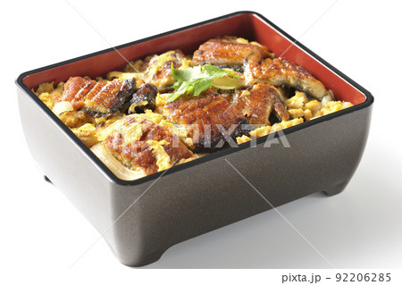 鰻の蒲焼きを卵でとじて三つ葉を乗せた鰻玉重を白背景で撮影 鰻の蒲焼きを卵でとじて三つ葉を乗せた鰻玉重を白背景で撮影 92206285