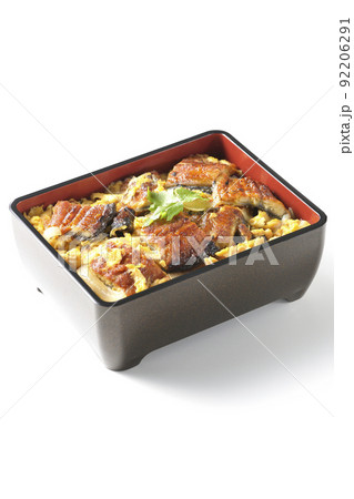 鰻の蒲焼きを卵でとじて三つ葉を乗せた鰻玉重を白背景で撮影 92206291