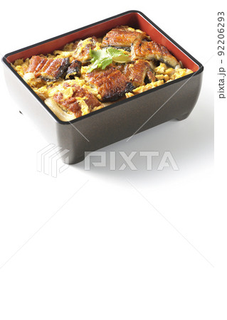 鰻の蒲焼きを卵でとじて三つ葉を乗せた鰻玉重を白背景で撮影 92206293