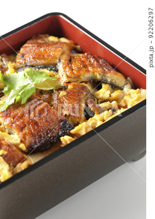 鰻の蒲焼きを卵でとじて三つ葉を乗せた鰻玉重を白背景で撮影 鰻の蒲焼きを卵でとじて三つ葉を乗せた鰻玉重を白背景で撮影 92206297