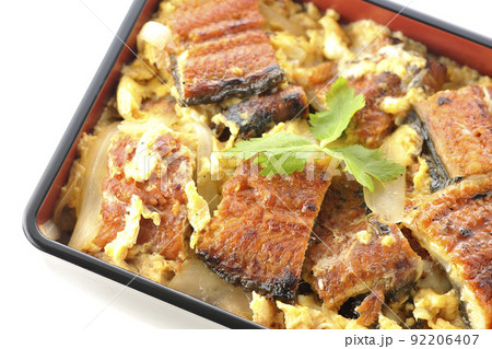 鰻の蒲焼きを卵でとじて三つ葉を乗せた鰻玉重を白背景で俯瞰撮影 92206407