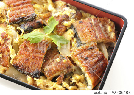 鰻の蒲焼きを卵でとじて三つ葉を乗せた鰻玉重を白背景で俯瞰撮影 92206408