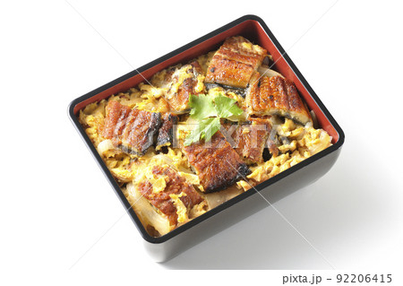 鰻の蒲焼きを卵でとじて三つ葉を乗せた鰻玉重を白背景で俯瞰撮影 鰻の蒲焼きを卵でとじて三つ葉を乗せた鰻玉重を白背景で俯瞰撮影 92206415