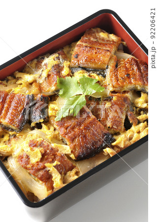 鰻の蒲焼きを卵でとじて三つ葉を乗せた鰻玉重を白背景で俯瞰撮影 鰻の蒲焼きを卵でとじて三つ葉を乗せた鰻玉重を白背景で俯瞰撮影 92206421