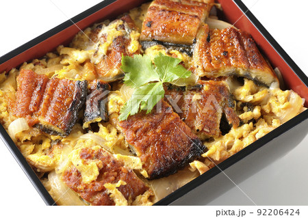 鰻の蒲焼きを卵でとじて三つ葉を乗せた鰻玉重を白背景で俯瞰撮影 鰻の蒲焼きを卵でとじて三つ葉を乗せた鰻玉重を白背景で俯瞰撮影 92206424