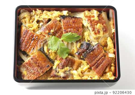 鰻の蒲焼きを卵でとじて三つ葉を乗せた鰻玉重を白背景で俯瞰撮影 鰻の蒲焼きを卵でとじて三つ葉を乗せた鰻玉重を白背景で俯瞰撮影 92206430