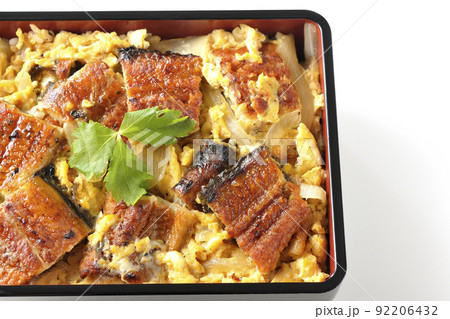 鰻の蒲焼きを卵でとじて三つ葉を乗せた鰻玉重を白背景で俯瞰撮影 92206432