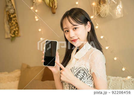 スマートフォンを操作するナイトワークの女性 92206456