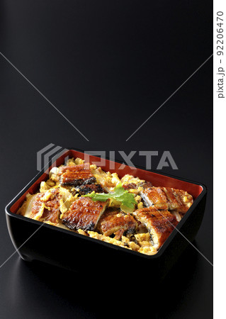 鰻の蒲焼きを卵でとじて三つ葉を乗せた鰻玉重を黒背景で撮影 鰻の蒲焼きを卵でとじて三つ葉を乗せた鰻玉重を黒背景で撮影 92206470