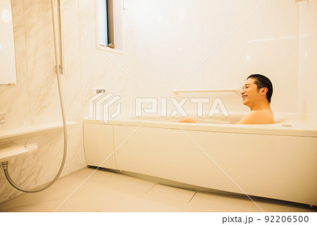ミドル男性　バスタイム　 92206500
