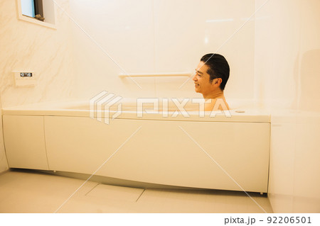 ミドル男性　バスタイム　 92206501