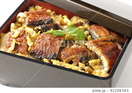 鰻の蒲焼きを卵でとじて三つ葉を乗せた鰻玉重を白背景で撮影 92206563