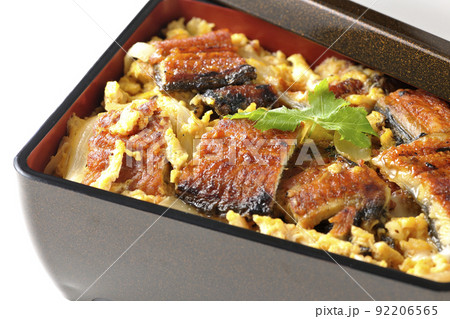 鰻の蒲焼きを卵でとじて三つ葉を乗せた鰻玉重を白背景で撮影 鰻の蒲焼きを卵でとじて三つ葉を乗せた鰻玉重を白背景で撮影 92206565