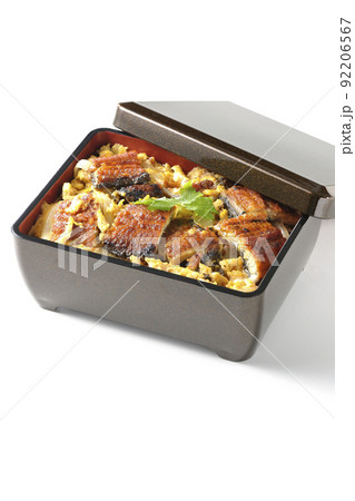 鰻の蒲焼きを卵でとじて三つ葉を乗せた鰻玉重を白背景で撮影 92206567