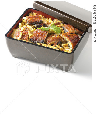 鰻の蒲焼きを卵でとじて三つ葉を乗せた鰻玉重を白背景で撮影 92206568