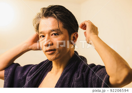 ミドル男性　バスタイム　　 92206594