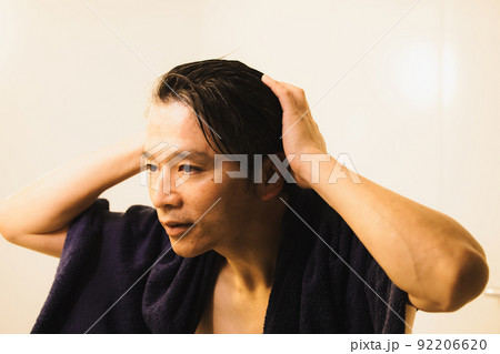 ミドル男性　バスタイム　　 92206620